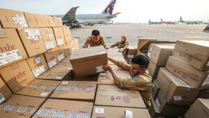 Transfer the export masks on the plane to France - Photo: Nguyen Khanh