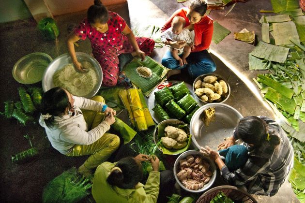 a family making chung cake for tet holiday