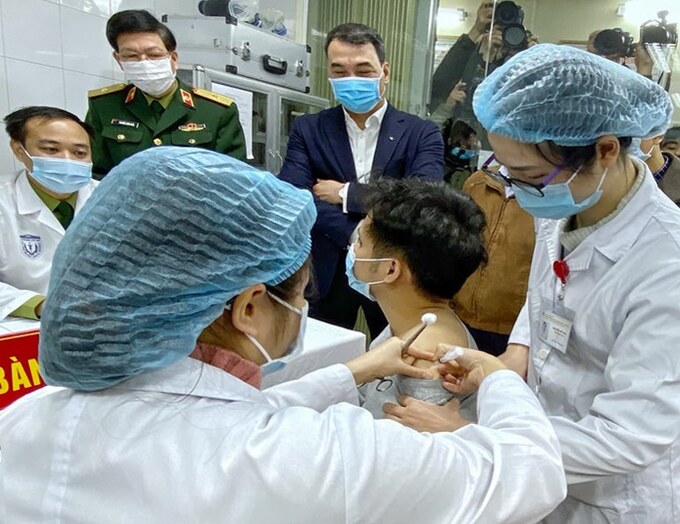 A man is injected with Nanocovax, the first made-in-Vietnam Covid-19 vaccine, in Hanoi, December 17, 2020. Photo by VnExpress/Dinh Van.